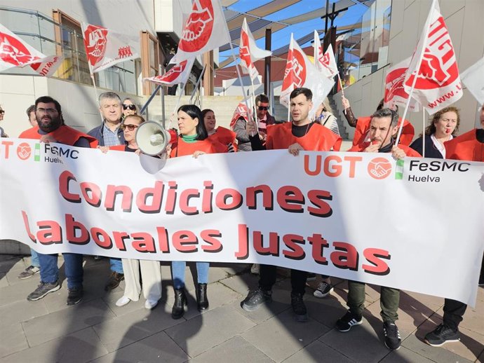 Concentración de UGT Huelva por el convenio del sector de la limpieza.