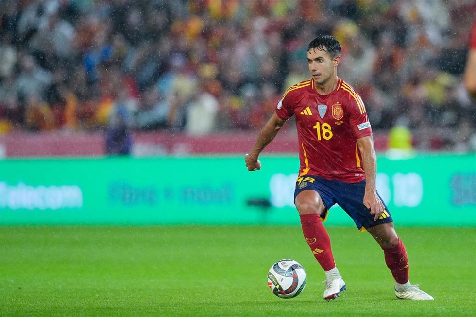 Archivo - El centrocampista Martin Zubimendi durante el España - Serbia de la Liga de Naciones en el Nuevo Arcágel (Córdoba).