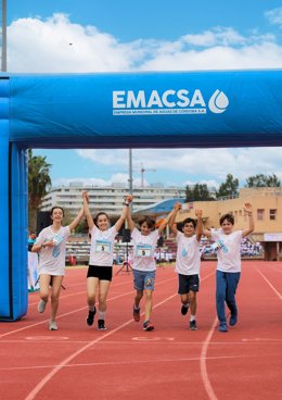 Niños en una carrera de Emacsa.