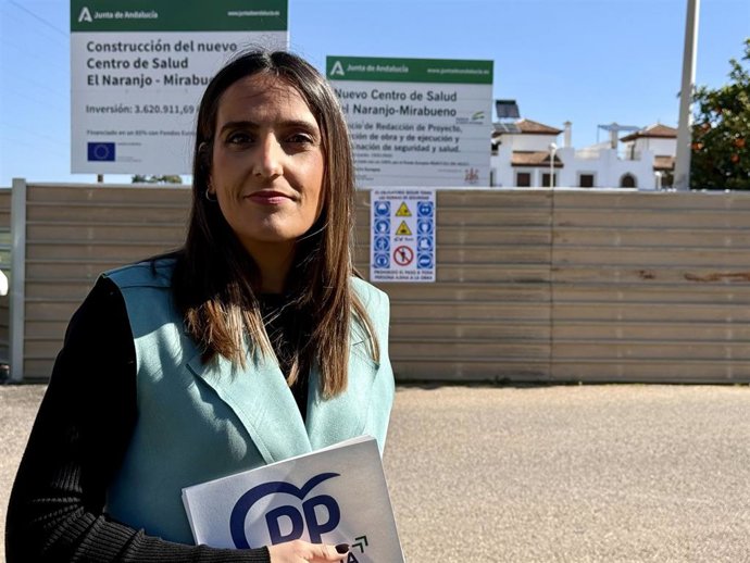Beatriz Jurado ante las obras del nuevo centro de salud de El Naranjo-Mirabueno en Córdoba.