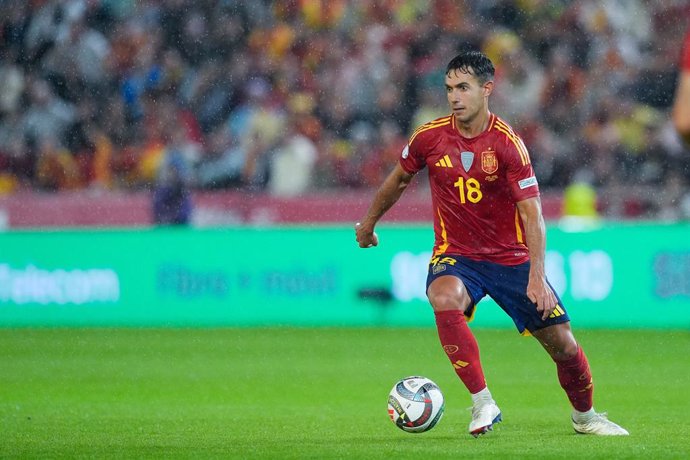 Archivo - Martin Zubimendi, da Espanha, em ação durante a partida do Grupo A4 da Liga A da UEFA Nations League 2024/25 entre Espanha e Sérvia no estádio Nuevo Arcangel em 15 de outubro de 2024, em Córdoba, Espanha.