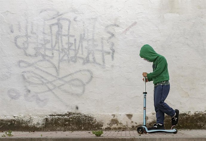 Archivo - Un niño monta en patinete.