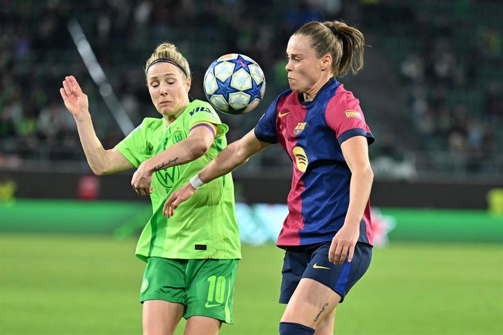 Wolfsburg's Svenja Huth (L) and Barcelona's Ewa Pajor battle for the ball during the first leg of the UEFA Women's Champions League soccer match between VfL Wolfsburg and FC Barcelona at Volkswagen Arena