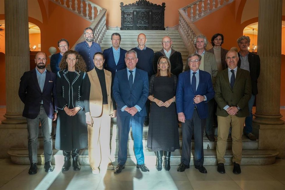 José Luis Sanz ha recibido este miércoles en la Casa Consistorial a las instituciones que constituyen la Mesa Permanente por el Uso de la Lámina del Río Guadalquivir