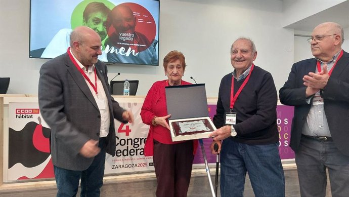 El nuevo secretario general de CCOO del Hábitat en Aragón, Pablo Castillo, entrega una placa conmemorativa al histórico sindicalista Floreal Torguet y a su compañera Clementina
