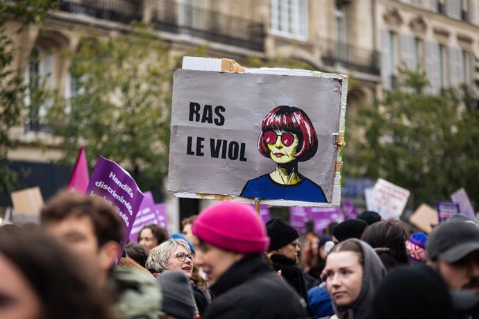 Archivo - Arquivo - 23 de novembro de 2024, Paris, França: Um cartaz que diz "Sick of violations" (Doente de violações) e tem uma ilustração de Gisèle Pelicot, vítima do processo de Mazan, visto em meio à manifestação contra a violência sexual e de gênero