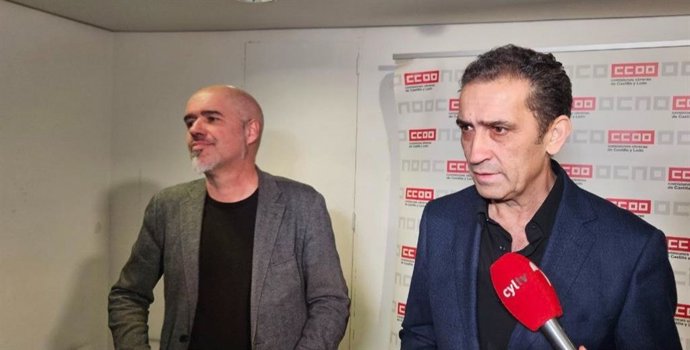 El secretario general de CCOO, Unai Sordo, y el secretario regional, Vicente Andrés, atienden a los medios de comunicación antes de participar en una jornada sobre el Estado de Derecho en Valladolid