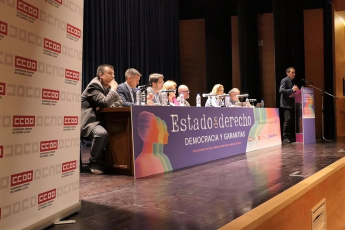 El secretario regional de CCOO en Castilla y León, Vicente Andrés, interviene durante una jornada sobre el Estado de Derecho en Valladolid