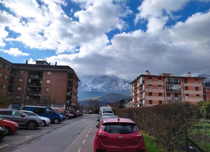 Cielo muy nuboso en Atxondo (Bizkaia)