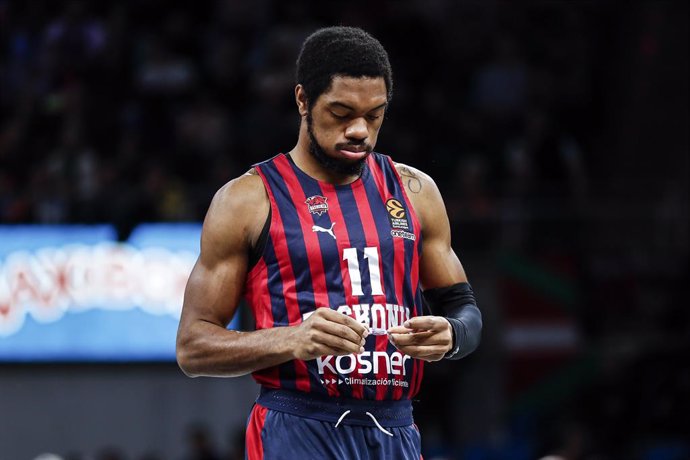 Archivo - Trent Forrest, do Baskonia Vitoria-Gasteiz, observa durante a partida da 21ª rodada da temporada regular da Turkish Airlines EuroLeague entre Baskonia Vitoria-Gasteiz e Olympiacos Piraeus na Fernando Buesa Arena em 14 de janeiro de 2025 em Vitor