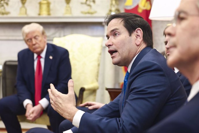 28 de fevereiro de 2025, Washington, Distrito de Columbia, EUA: O secretário de Estado dos EUA, Marco Rubio, fala enquanto participa de uma reunião entre o presidente dos EUA, Donald Trump (à esquerda), e o presidente ucraniano, Volodymyr Zelensky, no Sal