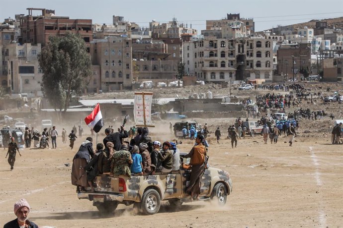 Archivo - Arquivo - 29 de janeiro de 2024, Iêmen, Sanaa: Rebeldes houthis apoiados pelo Irã participam de uma manifestação contra os EUA e Israel, em meio às crescentes tensões entre os EUA e os houthis após as várias operações destes últimos no Mar Verme