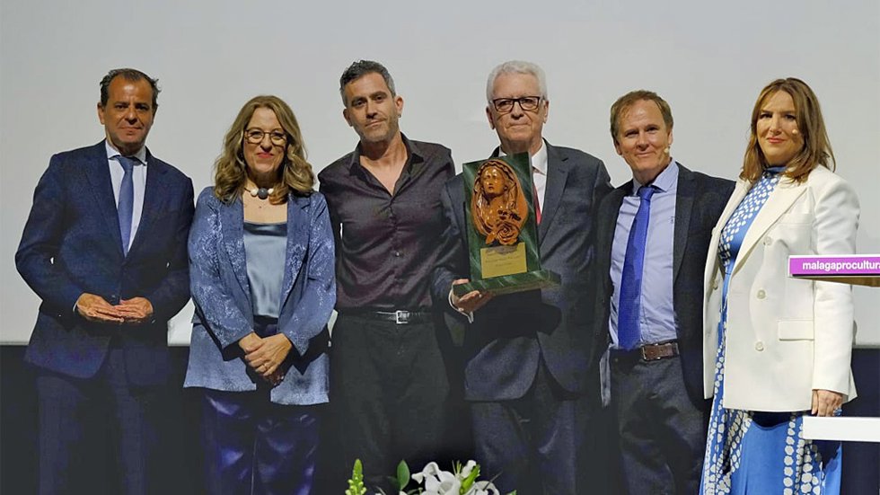 José Jiménez recibe el reconocimiento de Canal Sur en la gala anual del Concierto 'Bajo Palio'.