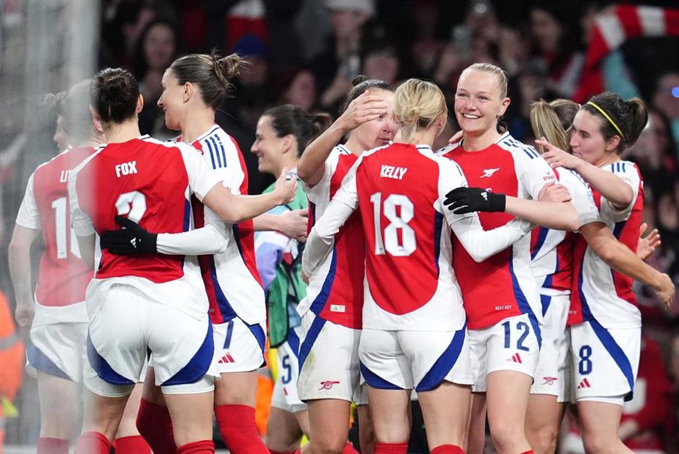 Las jugadoras del Arsenal celebran el 2-0 obra de Mariona Caldentey en el partido ante el Real Madrid