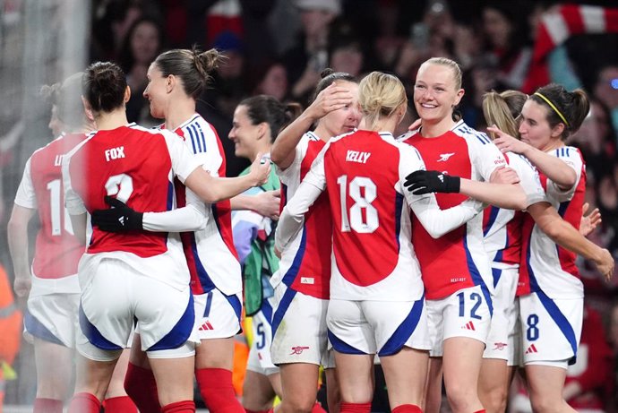 26 de março de 2025, Reino Unido, Londres: Mariona Caldentey (R), do Arsenal, comemora o segundo gol de sua equipe com as companheiras de equipe durante a partida de futebol das quartas de final da Liga dos Campeões Feminina da UEFA entre Arsenal e Real M