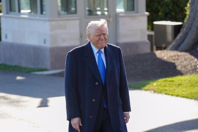 21 de março de 2025, Washington, Distrito de Columbia, EUA: O Presidente DONALD TRUMP sai da Casa Branca para um fim de semana em Bedminster, NJ. O presidente respondeu a algumas perguntas da imprensa antes de embarcar em seu helicóptero: 977837082, Licen