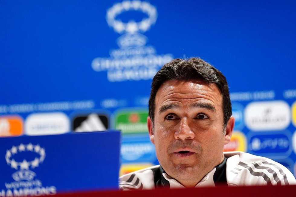 25 March 2025, United Kingdom, London: Real Madrid Femenino manager Alberto Toril speaks during a press conference at the Emirates stadium ahead of Wednesday's UEFA Women's Champions League soccer match against Arsenal. Photo: Zac Goodwin/PA Wire/dpa