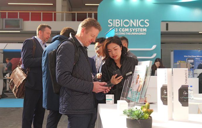 SIBIONICS sales manager introduces the new product GS3 to the visitor
