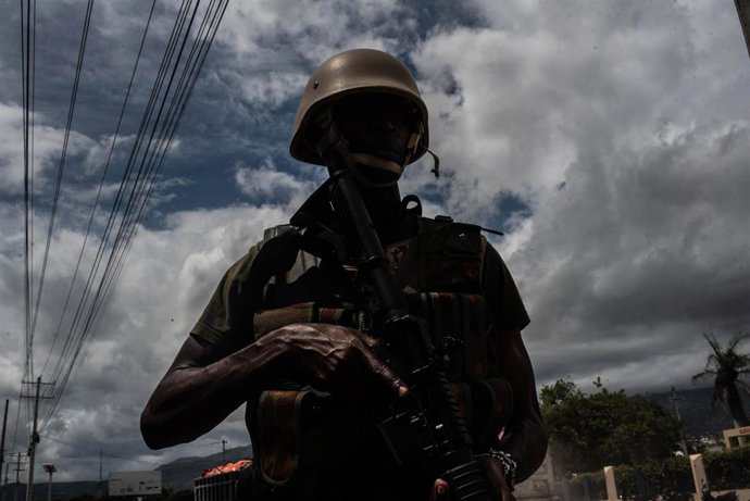 Archivo - Miembro de la Misión Multinacional de Apoyo a la Seguridad para Haití (MSS), liderada por Kenia