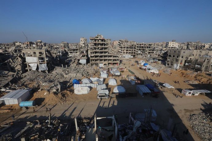 11 de março de 2025, Jabalia, Faixa de Gaza, Território Palestino: Uma visão da destruição enquanto os palestinos continuam sua vida diária com recursos limitados entre os escombros de edifícios destruídos como resultado de ataques israelenses em Jabalia,