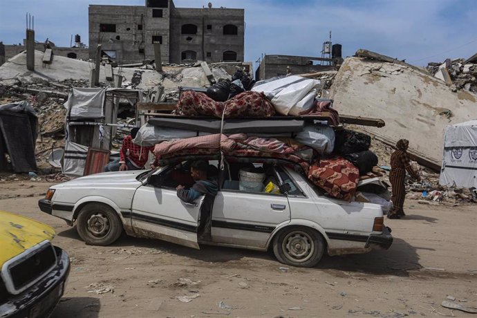 Palestinos en un coche se desplazan desde Yabalia, en el norte de la Franja de Gaza