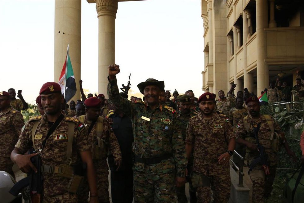 El jefe del Ejército de Sudán y presidente del Consejo Soberano de Transición, Abdelfatá al Burhan, visita el Palacio Presidencial en Jartum, donde ha declarado que la capital "ha sido liberada", tras los combates con las RSF