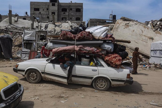 Palestins en un cotxe es desplacen des de Yabalia, al nord de la Franja de Gaza