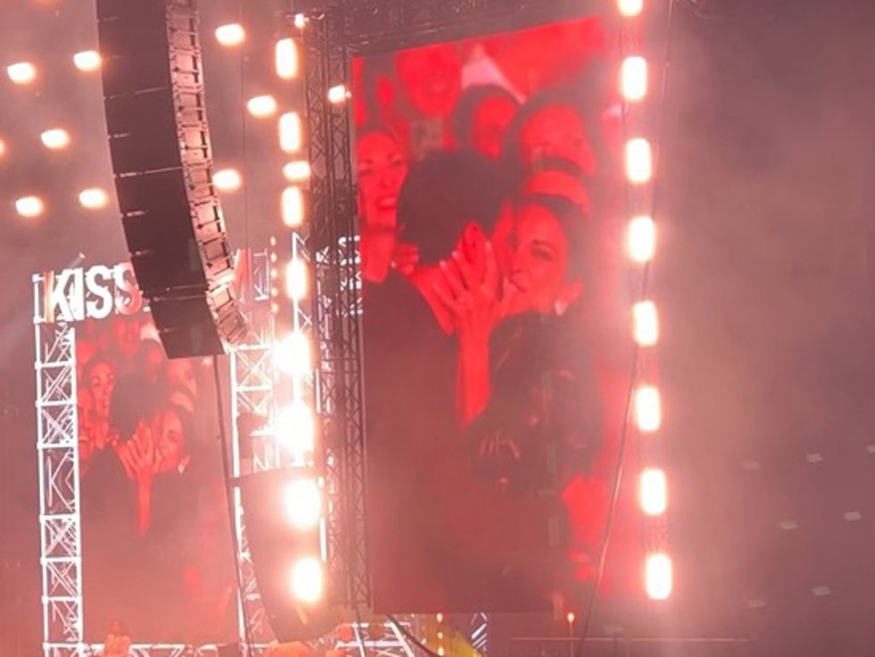 Paula Echevarría y Miguel Torres besándose al ser enfocados por la 'Kiss Cam' en el concierto de Carlos Rivera en el Movistar Arena
