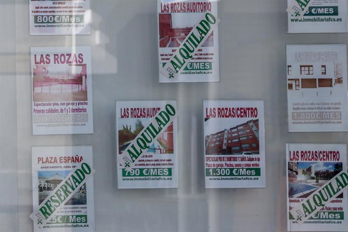 Archivo - Foto de archivo. Escaparate de anuncios de viviendas en Madrid 