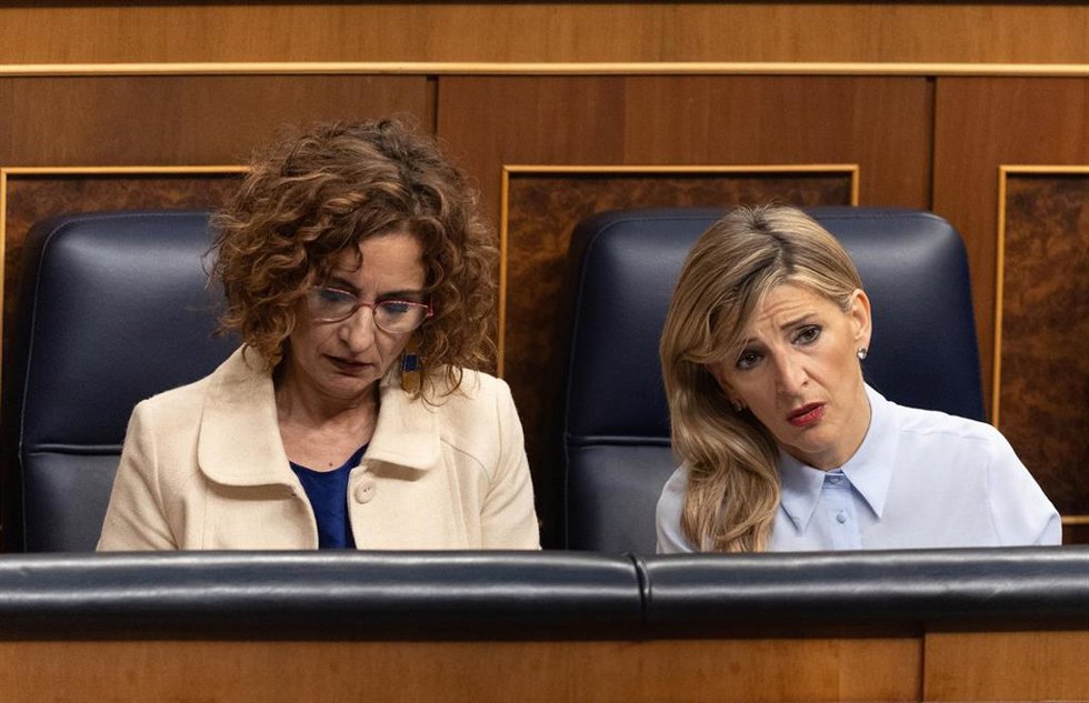 Archivo - (I-D) La vicepresidenta primera y ministra de Hacienda, María Jesús Montero, y la vicepresidenta segunda y ministra de Trabajo y Economía Social, Yolanda Díaz
