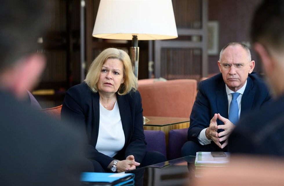 Los ministros del Interior de Alemania, Nancy Faeser (i), y Austria, Gerhard Karner (d), en la capital de Jordania, Amán, tras la cancelación de su viaje a Siria por motivos de seguridad