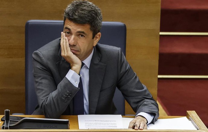 Imagen de archivo del president de la Generalitat Valenciana, Carlos Mazón, durante una sesión de control al Govern, en Les Corts Valencianes, a 26 de marzo de 2025
