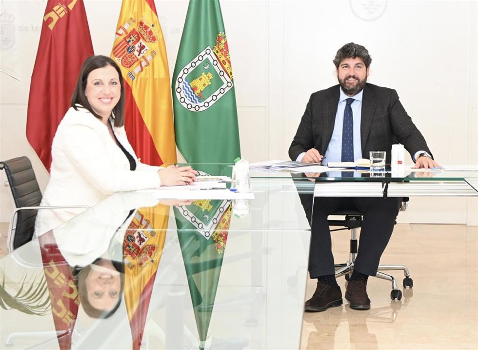 El presidente de la Comunidad, Fernando López Miras, durante la reunión con la alcaldesa de Ceutí, Sonia Almela