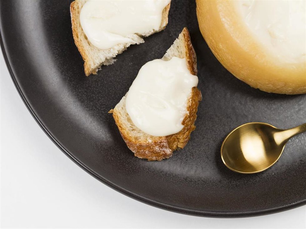 Te contamos cómo disfrutar de la Torta del Casar como un verdadero profesional en el Día Mundial del Queso