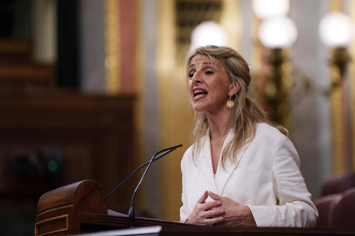 A segunda vice-presidente e ministra do Trabalho e Economia Social, Yolanda Díaz, fala durante uma sessão de controle do governo, em 26 de março de 2025, em Madri (Espanha). O Presidente do Governo, Pedro Sánchez, comparece ao Congresso dos Deputados da E