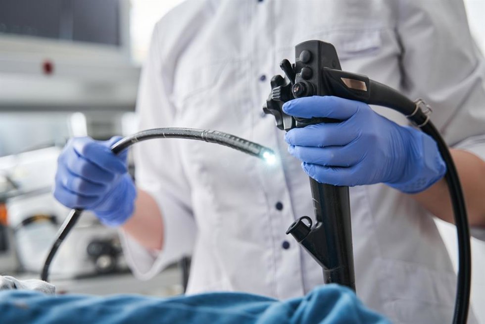 Archivo - Médico sosteniendo endoscopio durante la gastroscopia