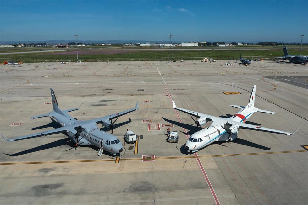 Archivo - Dos versiones del avión C295 en las pistas a las fueras de la línea de montaje, a 12 de marzo de 2024, en Sevilla