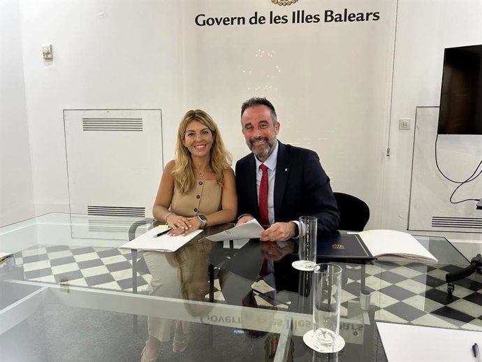 Archivo - La alcaldesa de Andratx, Estefanía Gonzalvo, y el conseller de Vivienda, Territorio y Movilidad, José Luis Mateo, en una foto de archivo.