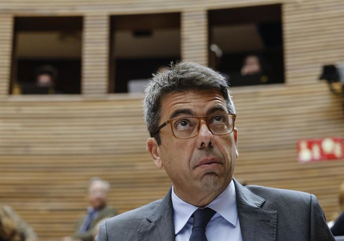 Imagen de archivo del presidente de la Generalitat Valenciana, Carlos Mazón, durante una sesión de control al Govern, en Les Corts Valencianes, a 26 de marzo de 2025