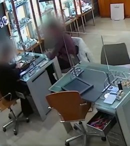 Captura del vídeo del momento del robo en la joieria de Premià de Dalt (Barcelona)