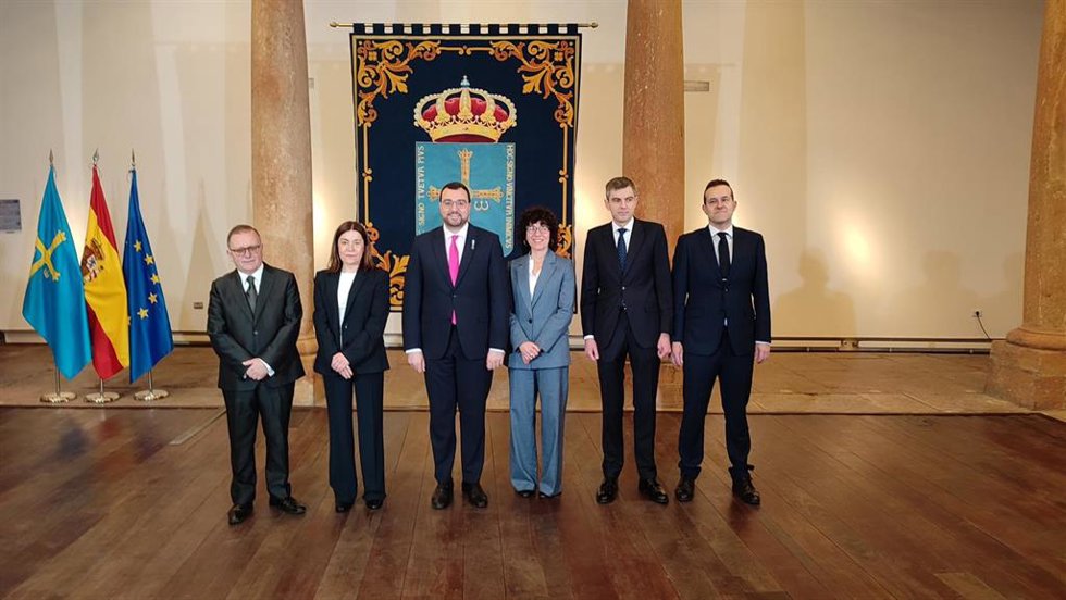 El presidente del Principado, Adrián Barbón, con los nuevos vocales del Consejo Consultivo del Principado de Asturias tras su toma de posesión.