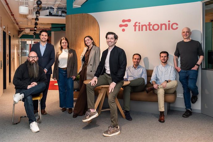 Equipo de Fintonic, con Armando Baquero como consejero delegado (en el centro, sentado).