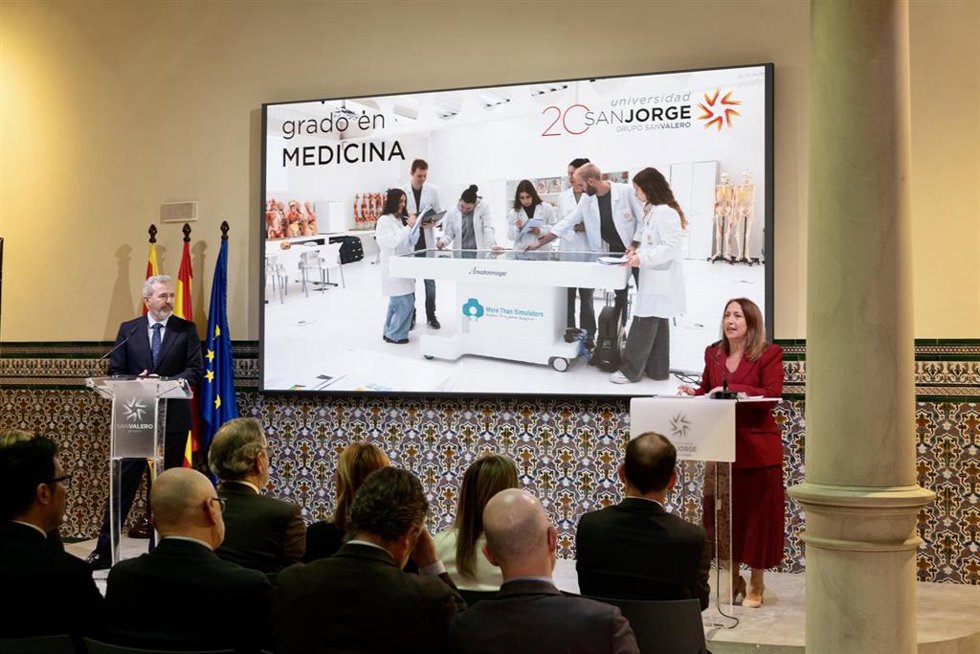 El presidente del Gobierno de Aragón, Jorge Azcón, y la rectora de la USJ, Silvia Carrascal, anuncian que esta institución académica va a a impartir el grado de Medicina el próximo curso.