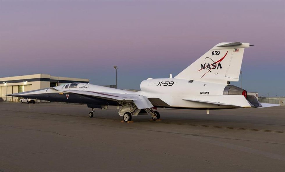 El Silencioso Avión De Investigación Supersónico X-59 De La NASA Se Encuentra En Una Rampa En Lockheed Martin Skunk Works En Palmdale, California, Durante El Atardecer.