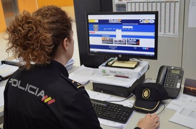 Archivo - Una policía nacional investiga en redes. Foto archivo.