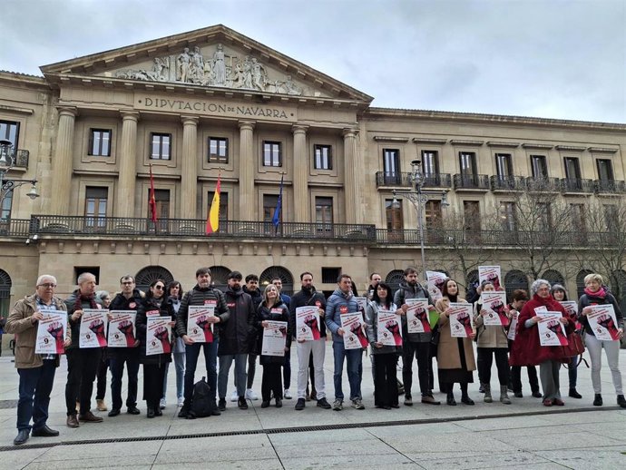 Representantes de los sindicatos de la Mesa General antes de registrar la convocatoria de huelga del 9 de abril para el personal de la Administración foral.