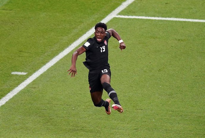 Archivo - 27 November 2022, Qatar, Doha: Canada's Alphonso Davies celebrates scoring his side's first goal during the 2022 FIFA World Cup Group F soccer match between Croatia and Canada at Khalifa International Stadium. Photo: Mike Egerton/PA Wire/dpa