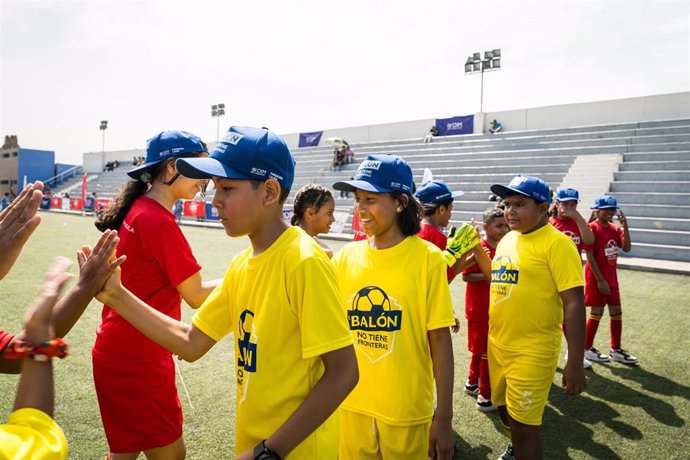 Imagen de la iniciativa 'El Balón No Tiene Fronteras' en Perú