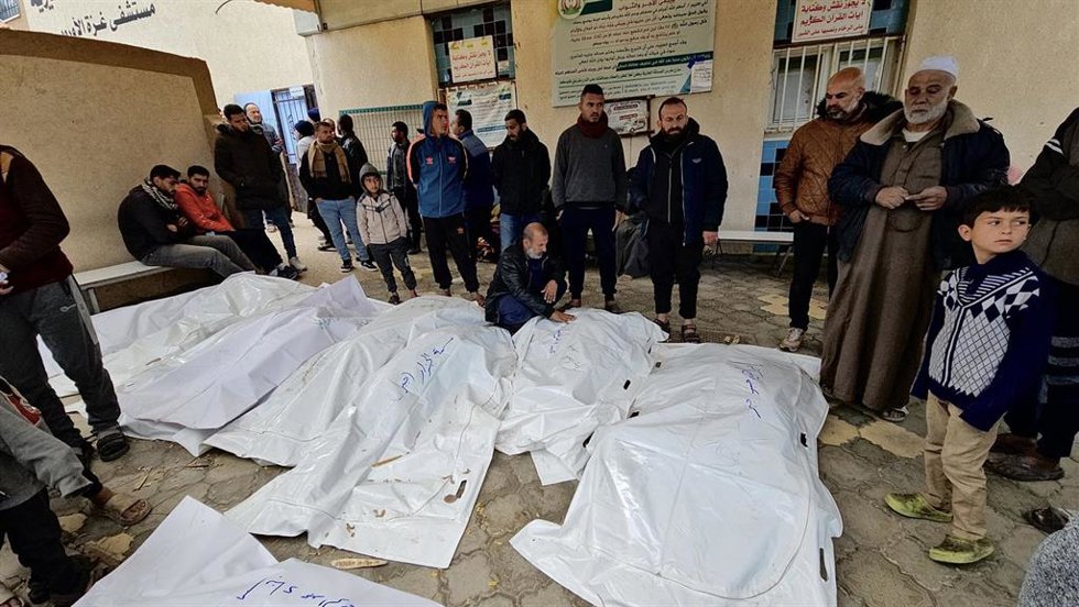 Palestinos junto a varios cadáveres frente al Hospital Naser de Jan Yunis tras una serie de bombardeos de Israel contra el sur de la Franja de Gaza (archivo)