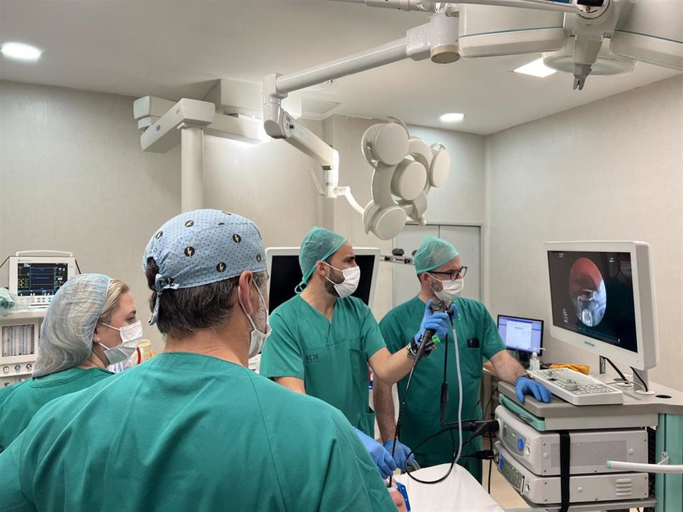 El doctor Borja Valencia realizando una ecobroncoscopia en el Hospital Internacional HM Santa Elena